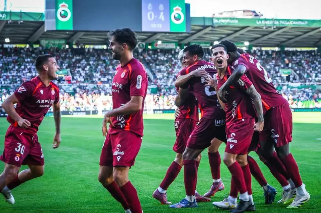 La Cultural, en su mejor versión, firmó una primera mitad soberbia, para enmarcar. Todo lo que el equipo de Llona no había mostrado en el inicio de la competición brotó en el Sardinero. En las fotografías, la secuencia del partido.