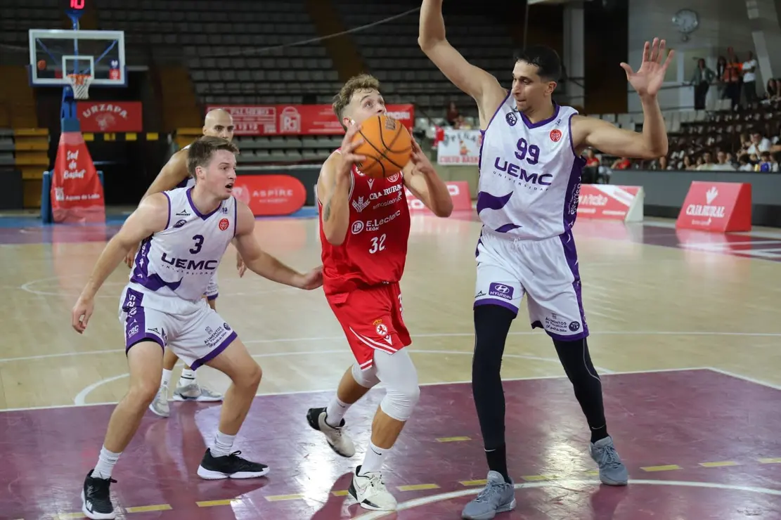 La Cultural firma una remontada épica en el Palacio ante el CBC Valladolid. El equipo leonés, que llegó a ir 24 abajo, se transformó tras el descanso y venció 96-87 en un estreno cargado de emociones. Fotos: Isaac Llamazares