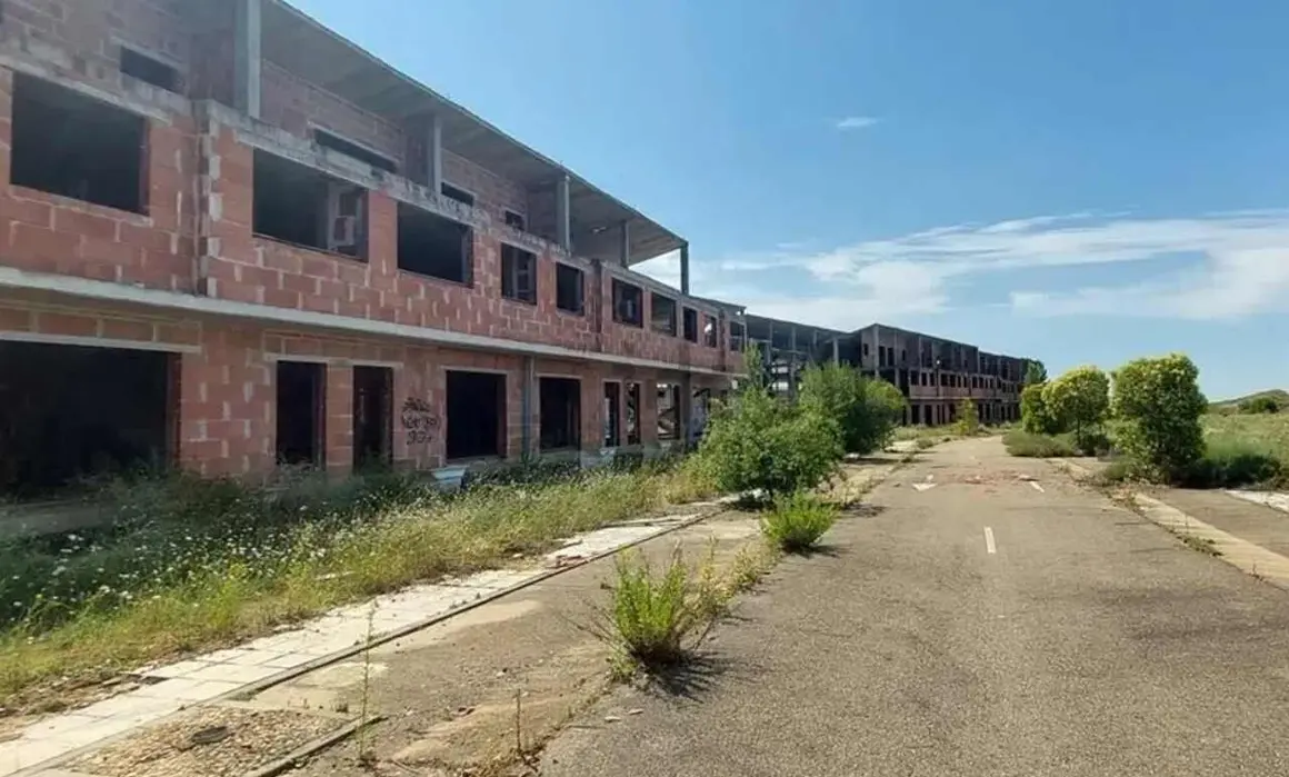 Salen a la venta los 73 chalets de la urbanización 'Mira León' por 1,5 millones tras más de una década abandonada.