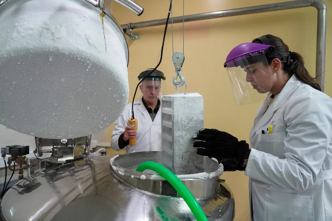 Décimo aniversario del Biobanco de la Universidad de León. En la imagen, los investigadores Sonia García y Antonio Sánchez