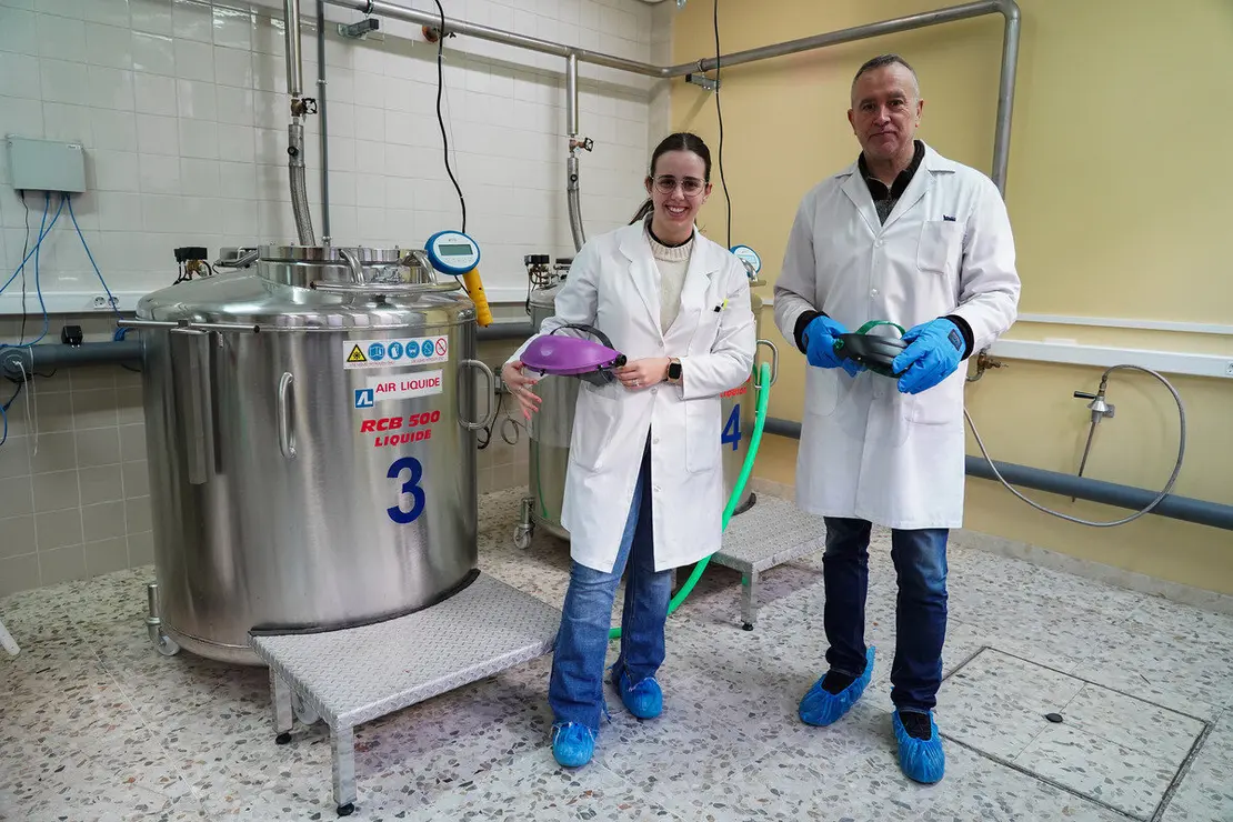 Décimo aniversario del Biobanco de la Universidad de León. En la imagen, los investigadores Sonia García y Antonio Sánchez