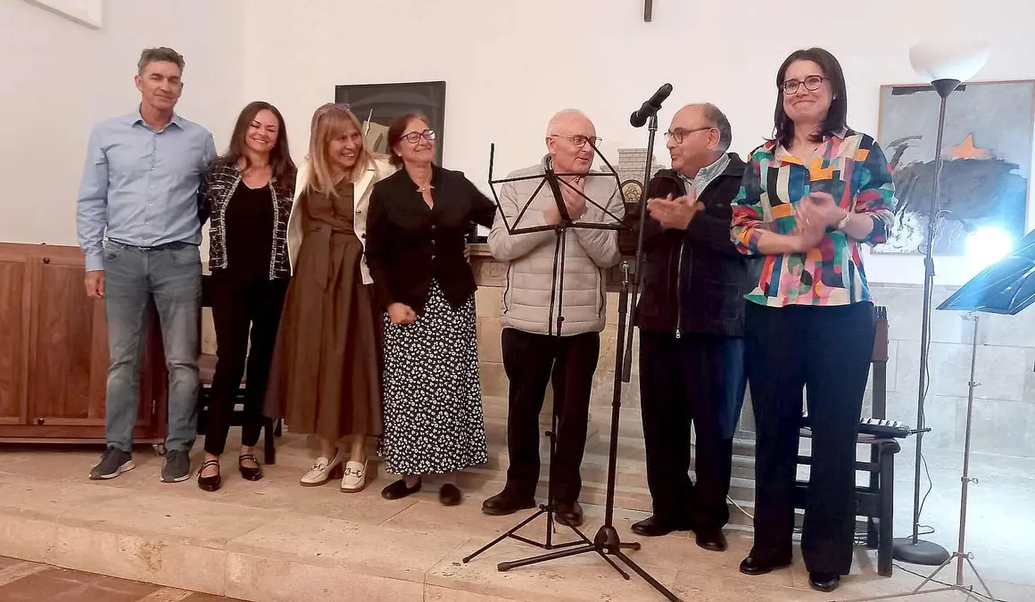 La Fundación Merayo ha ofrecido este pasado viernes un recital, en su sede de la antigua “Casa Arriola”, con el tándem María Rosa Sánchez Suárez-Miguel Ángel Alegre Martínez. Conocidos de la escena musical leonesa por su prolífica actividad en coros y distintos grupos, esta vez han ofrecido una experiencia musical, pero también literaria.