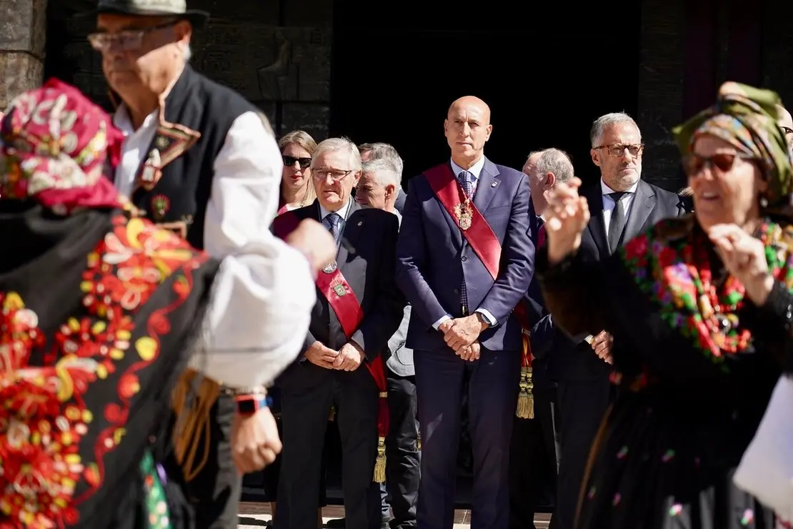 Misa de la festividad de la Virgen del Camino, con presencia de los Ayuntamientos del Voto. Asisten el presidente de las Cortes Autonómicas, Carlos Pollán, y miembros de la corporación municipal de Leó