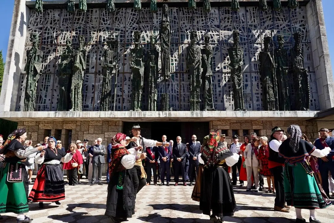 Misa de la festividad de la Virgen del Camino, con presencia de los Ayuntamientos del Voto. Asisten el presidente de las Cortes Autonómicas, Carlos Pollán, y miembros de la corporación municipal de Leó