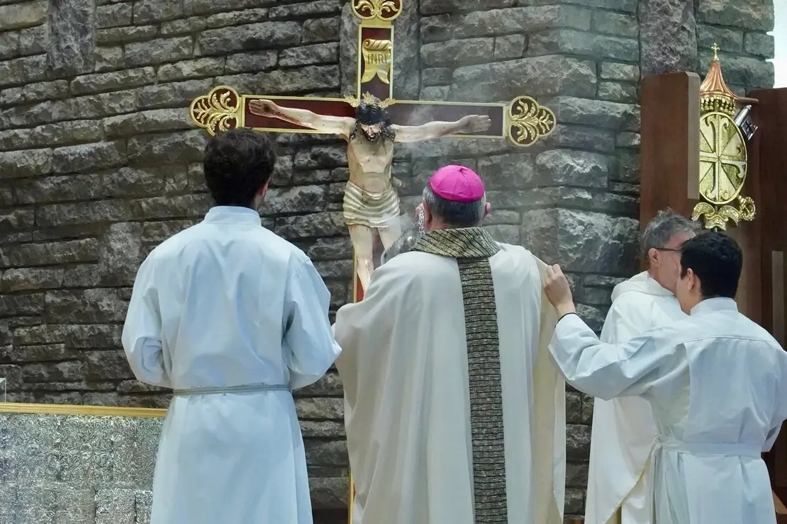Misa de la festividad de la Virgen del Camino, con presencia de los Ayuntamientos del Voto. Asisten el presidente de las Cortes Autonómicas, Carlos Pollán, y miembros de la corporación municipal de Leó
