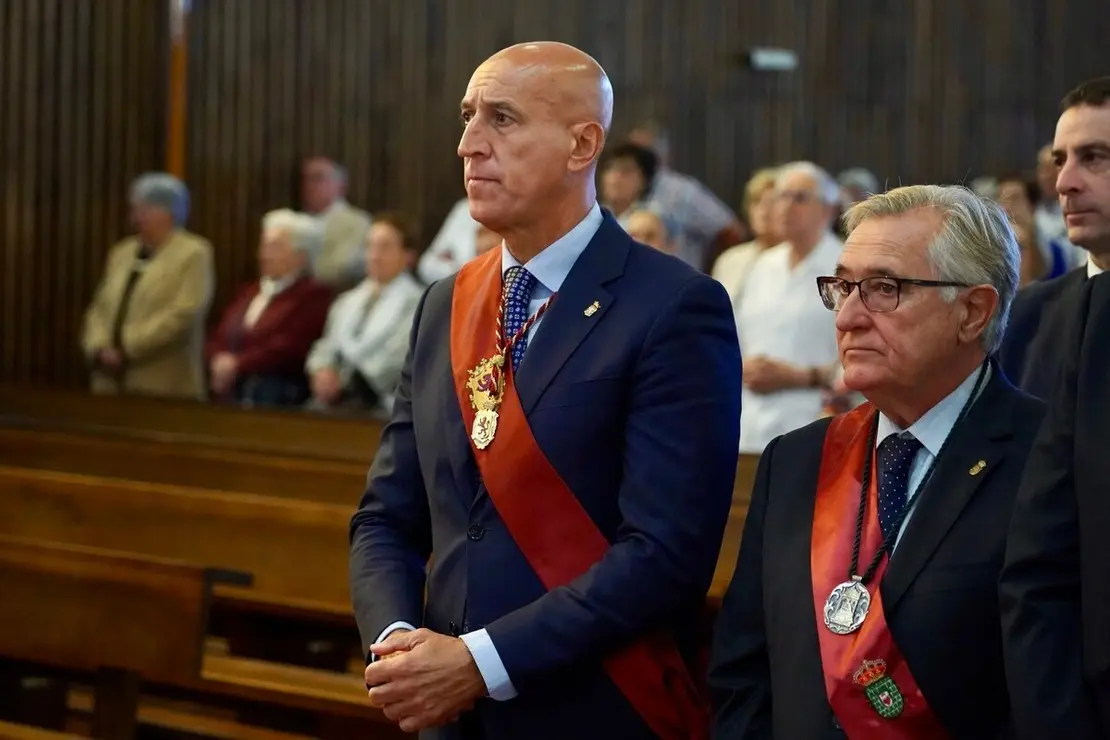 Misa de la festividad de la Virgen del Camino, con presencia de los Ayuntamientos del Voto. Asisten el presidente de las Cortes Autonómicas, Carlos Pollán, y miembros de la corporación municipal de Leó