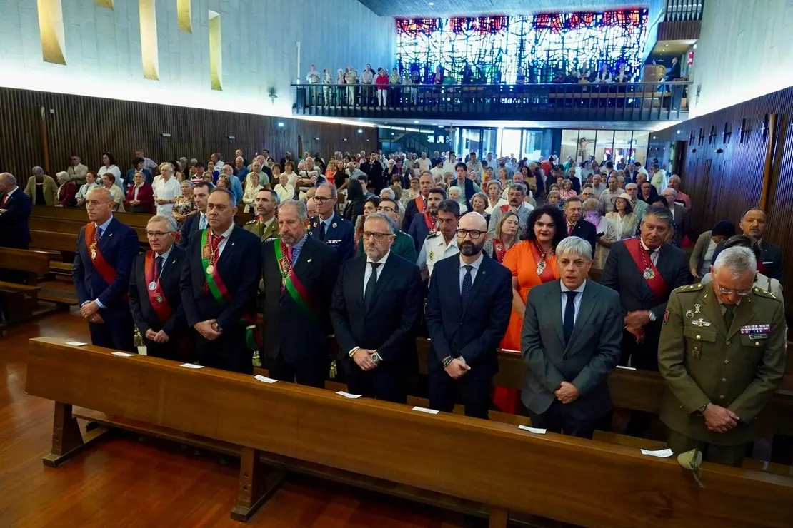 Misa de la festividad de la Virgen del Camino, con presencia de los Ayuntamientos del Voto. Asisten el presidente de las Cortes Autonómicas, Carlos Pollán, y miembros de la corporación municipal de Leó