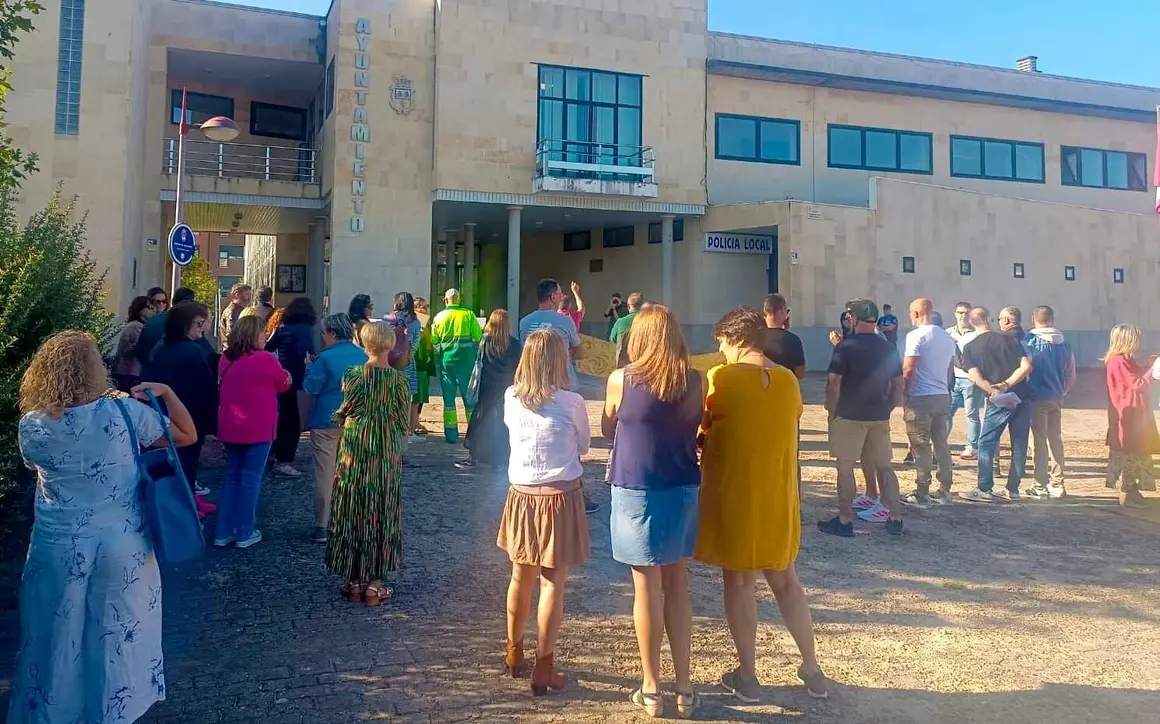Una amplia representación de los casi 300 empleados municipales de San Andrés del Rabanedo se ha concentrado este martes a las puertas del Ayuntamiento para reclamar el pago de sus salarios del último mes, que ascienden a 700.000 euros y que todavía no han sido abonados.