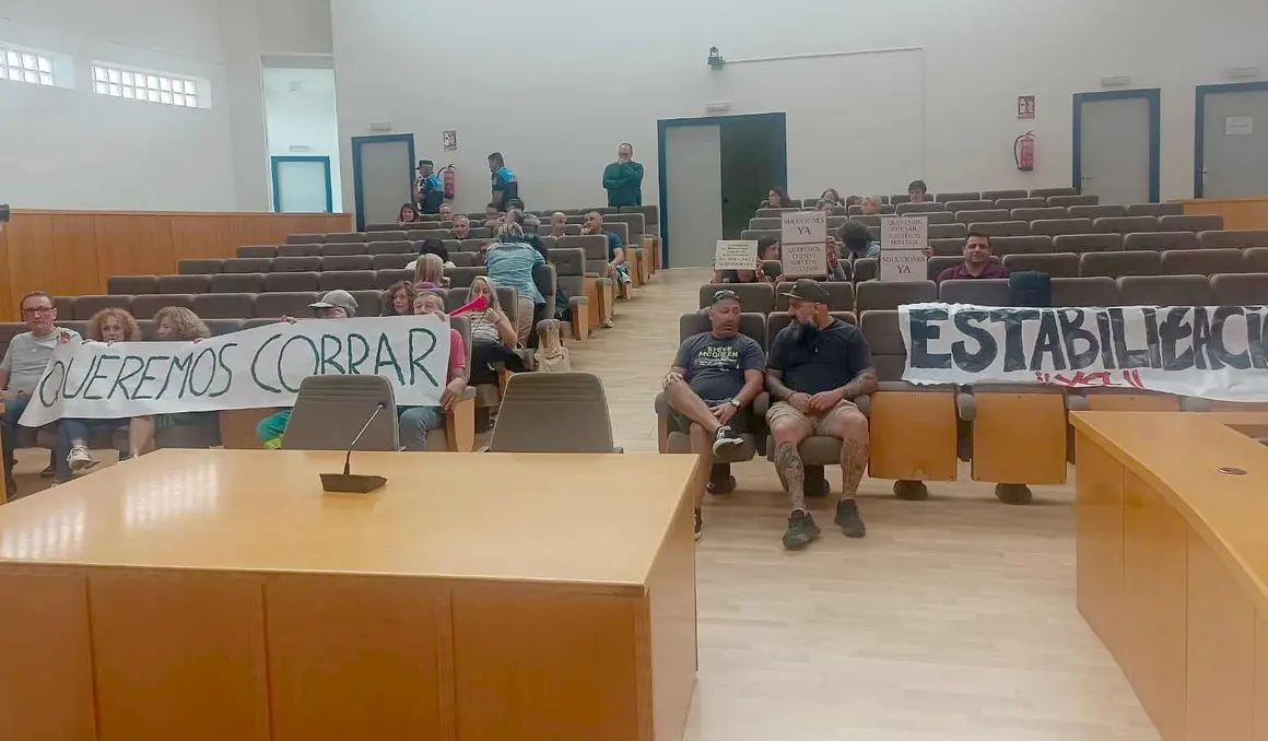 Trabajadores del Ayuntamiento de San Andrés, este martes, en el salón de plenos.