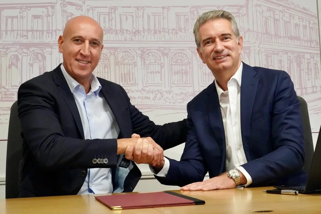 El alcalde de León, José Antonio Diez, y el director general de HP, Miguel Ángel Turrado, firman un protocolo para el desarrollo de la innovación en la administración municipal