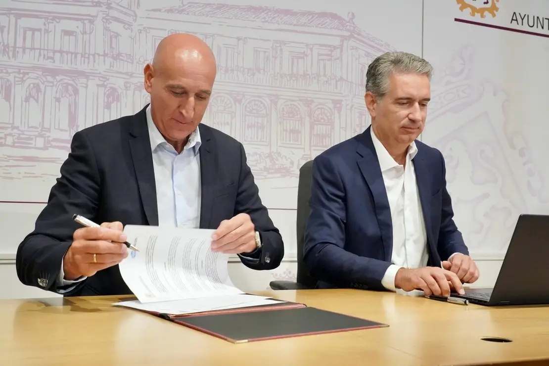 El alcalde de León, José Antonio Diez, y el director general de HP, Miguel Ángel Turrado, firman un protocolo para el desarrollo de la innovación en la administración municipal
