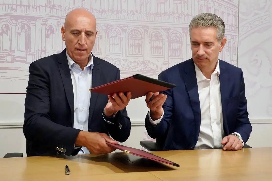 El alcalde de León, José Antonio Diez, y el director general de HP, Miguel Ángel Turrado, firman un protocolo para el desarrollo de la innovación en la administración municipal