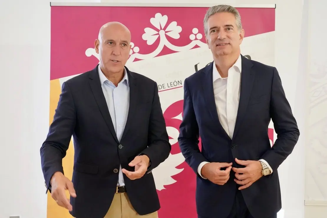 El alcalde de León, José Antonio Diez, y el director general de HP, Miguel Ángel Turrado, firman un protocolo para el desarrollo de la innovación en la administración municipal