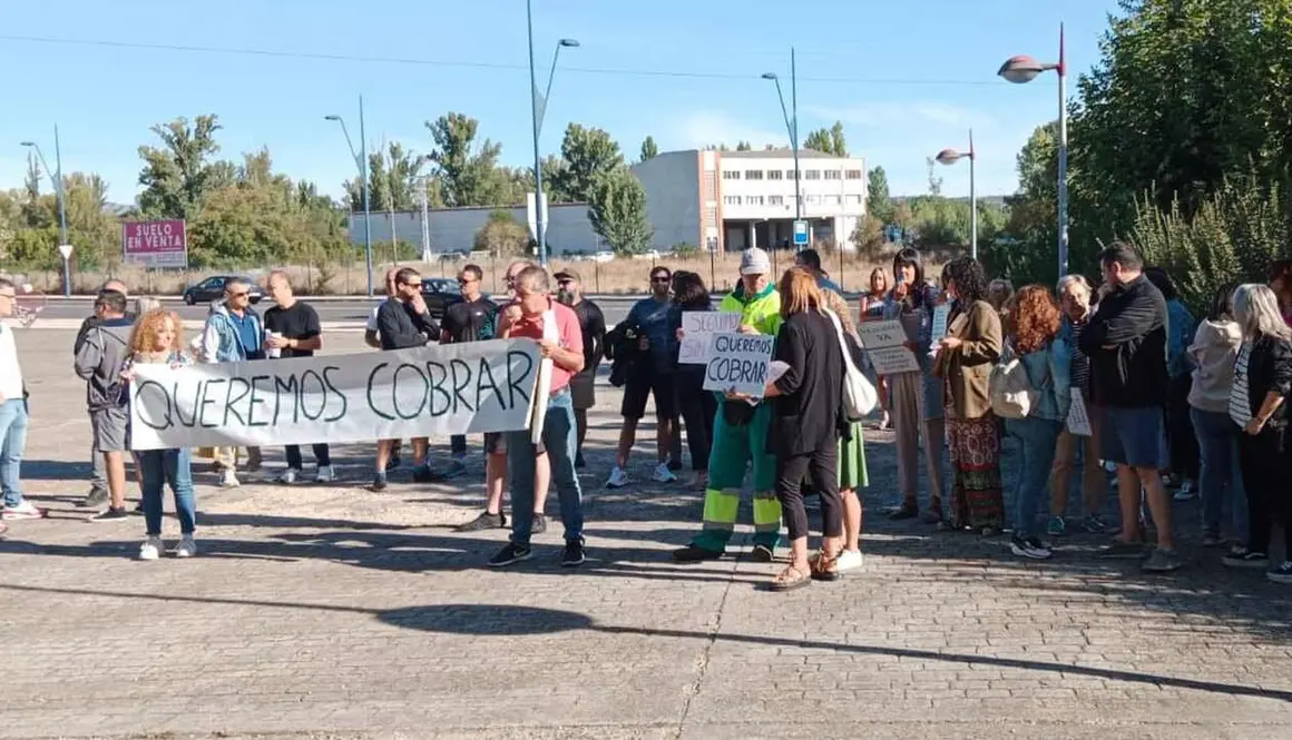 Una amplia representación de los casi 300 empleados municipales de San Andrés del Rabanedo se ha concentrado este martes a las puertas del Ayuntamiento para reclamar el pago de sus salarios del último mes, que ascienden a 700.000 euros y que todavía no han sido abonados.