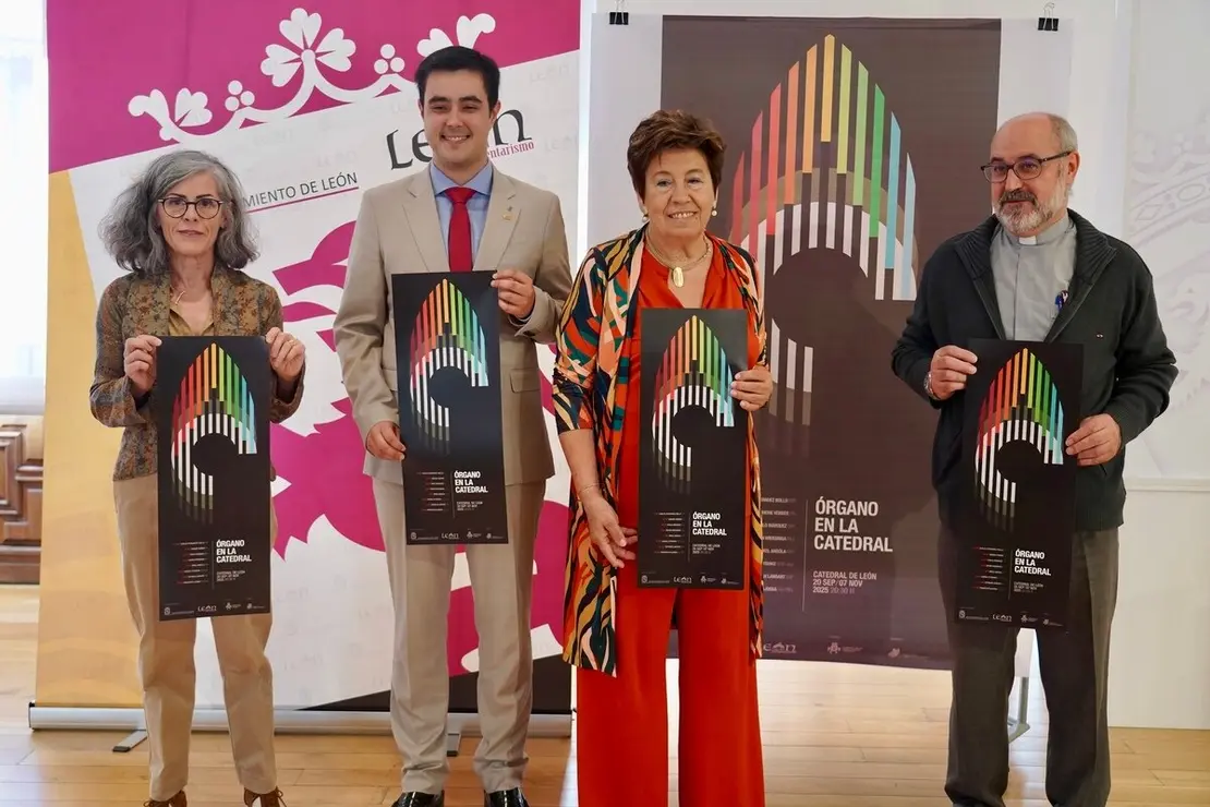 La concejala de Acción y Promoción Cultural de León, Elena Aguado, presenta el ciclo ‘Órgano en la Catedral’ acompañada del organista, Carlos Julián Fernández, el deán, Florentino Alonso y la secretaria de la asociación Amigos del Órgano Catedral de León, Marta Martínez