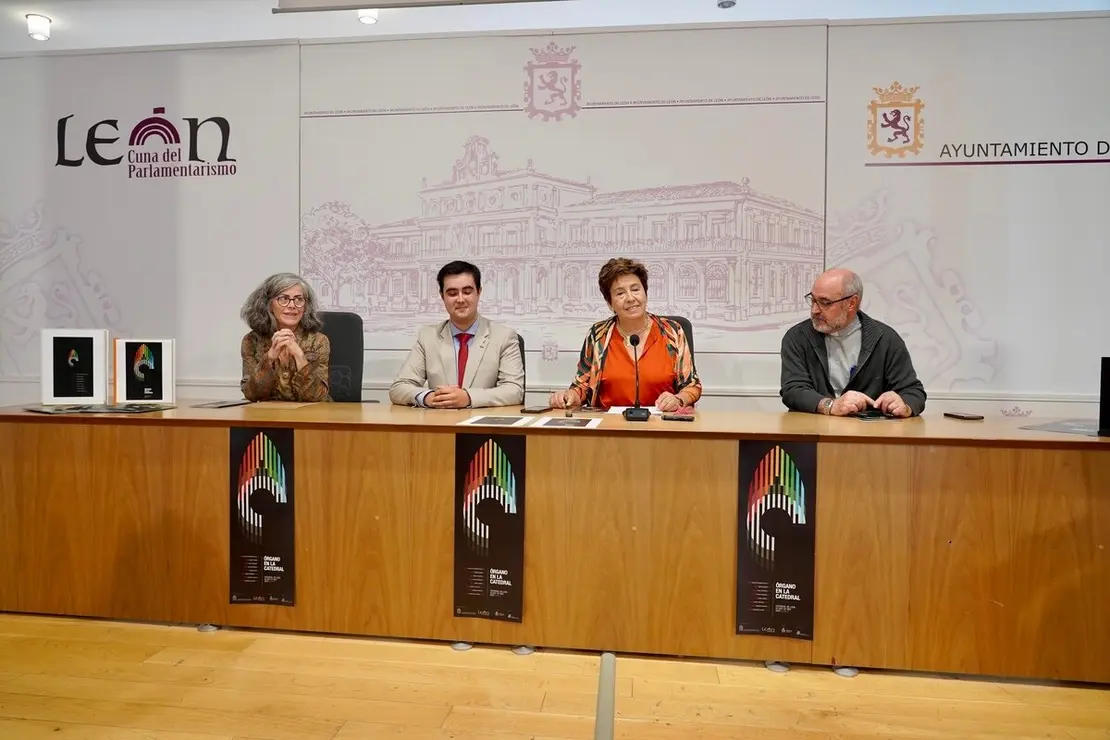 La concejala de Acción y Promoción Cultural de León, Elena Aguado, presenta el ciclo ‘Órgano en la Catedral’ acompañada del organista, Carlos Julián Fernández, el deán, Florentino Alonso y la secretaria de la asociación Amigos del Órgano Catedral de León, Marta Martínez