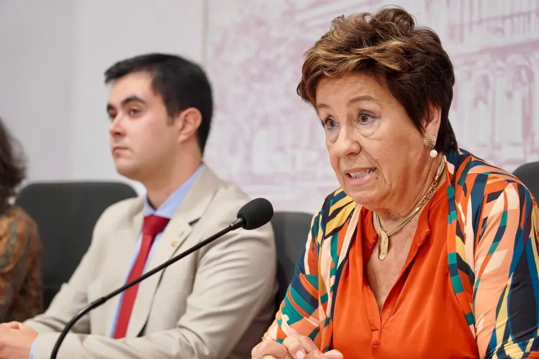 La concejala de Acción y Promoción Cultural de León, Elena Aguado, presenta el ciclo ‘Órgano en la Catedral’ acompañada del organista, Carlos Julián Fernández, el deán, Florentino Alonso y la secretaria de la asociación Amigos del Órgano Catedral de León, Marta Martínez