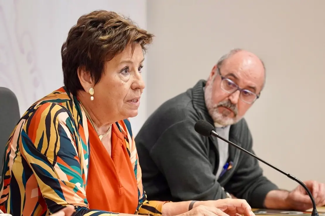 La concejala de Acción y Promoción Cultural de León, Elena Aguado, presenta el ciclo ‘Órgano en la Catedral’ acompañada del organista, Carlos Julián Fernández, el deán, Florentino Alonso y la secretaria de la asociación Amigos del Órgano Catedral de León, Marta Martínez