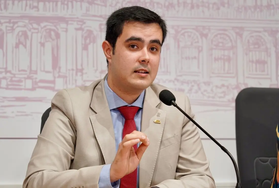 La concejala de Acción y Promoción Cultural de León, Elena Aguado, presenta el ciclo ‘Órgano en la Catedral’ acompañada del organista, Carlos Julián Fernández, el deán, Florentino Alonso y la secretaria de la asociación Amigos del Órgano Catedral de León, Marta Martínez