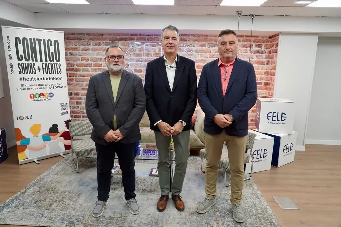 El director general de Feria de Valladolid, Alberto Alonso, el presidente de la Asociación Provincial de Agencias de Viajes, Jerónimo Fernández, y el presidente de la Asociación Hostelería de León, Óscar García, presentan la próxima edición de Intur Negocios
