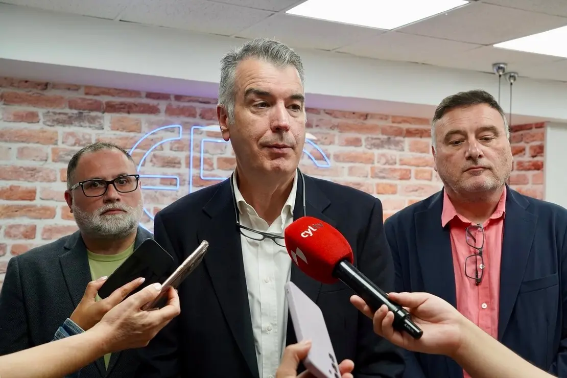 El director general de Feria de Valladolid, Alberto Alonso, el presidente de la Asociación Provincial de Agencias de Viajes, Jerónimo Fernández, y el presidente de la Asociación Hostelería de León, Óscar García, presentan la próxima edición de Intur Negocios