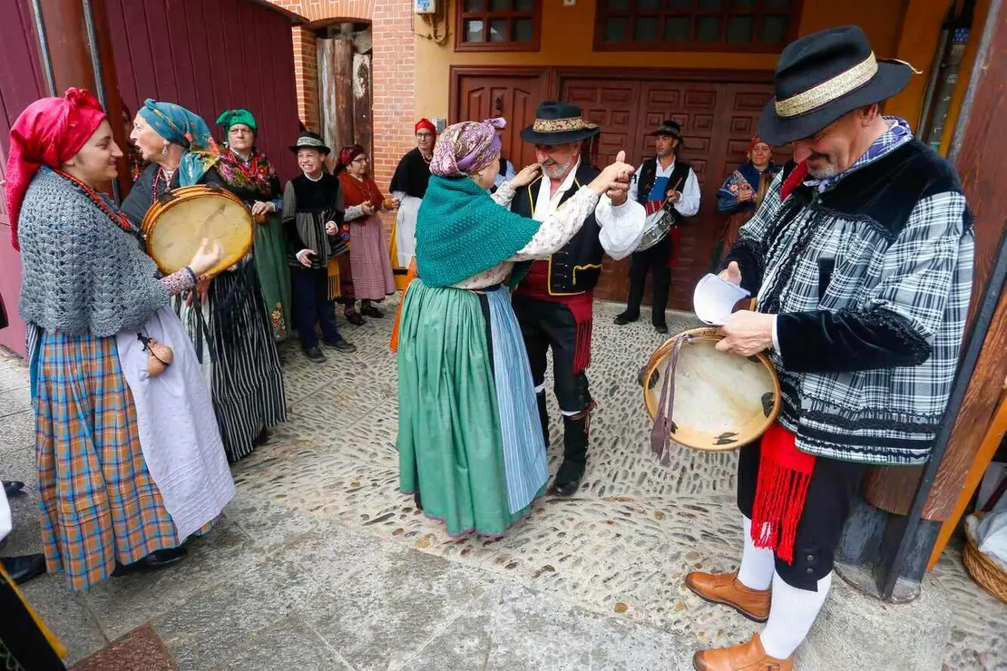 Romería de La Melonera en la plaza del Grano de León