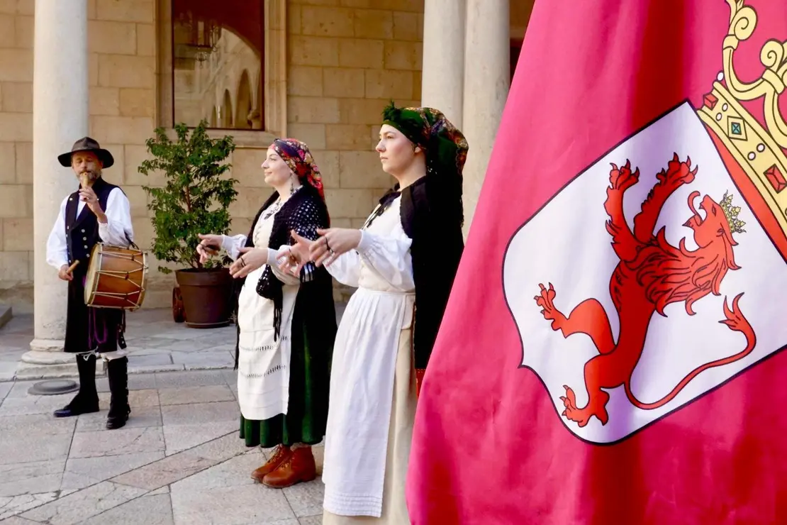La tradición de los pendones llegará a las Casas de León para darse a conocer fuera de la provincia. Así se dio hoy a conocer durante el acto de homenaje a estos centros sociales y culturales convocado por la Diputación y encabezado por su presidente, Gerardo Álvarez Courel. Fotos: Campillo