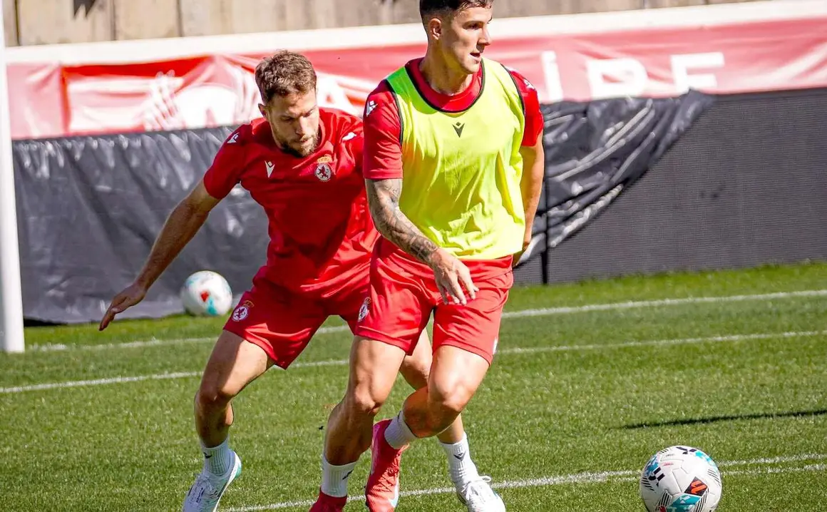 La Cultural encara el duelo ante el Castellón con ilusión y bajas. El equipo leonés prepara en una 'semana corta' el partido del sábado en el Reino de León, mientras crece el enfado por la limitación de entradas en el próximo derbi frente al Valladolid. Fotos: CyDLeonesa