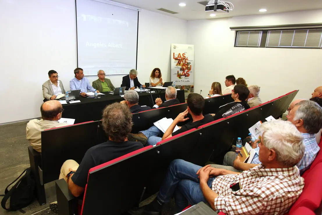 El consejero de Cultura, Turismo y Deporte, Gonzalo Santonja (C), preside la reunión del Equipo Técnico Interdisciplinar de Recuperación de las Médulas
