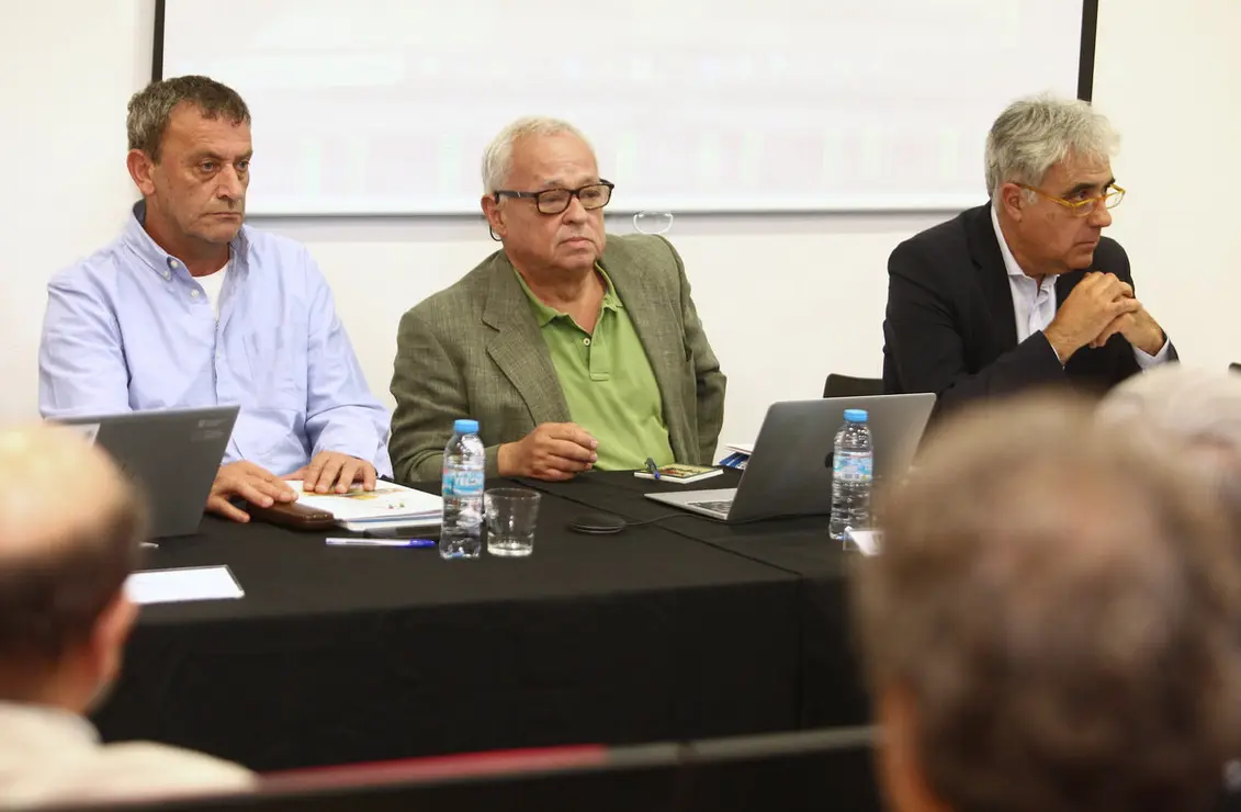 El consejero de Cultura, Turismo y Deporte, Gonzalo Santonja (C), preside la reunión del Equipo Técnico Interdisciplinar de Recuperación de las Médulas