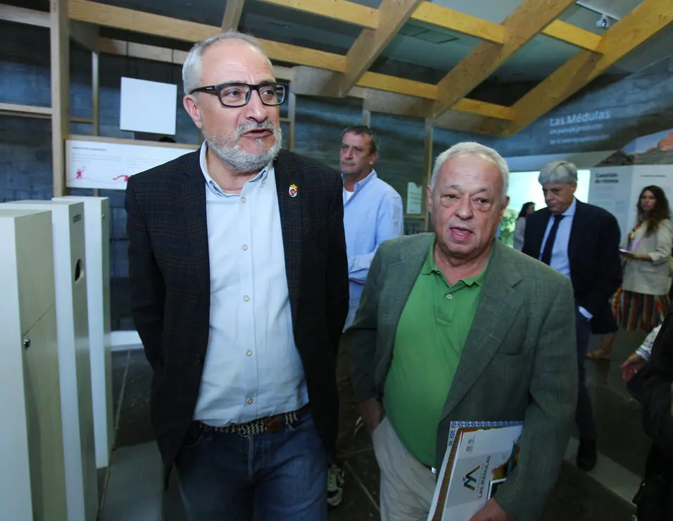 El consejero de Cultura, Turismo y Deporte, Gonzalo Santonja (C), preside la reunión del Equipo Técnico Interdisciplinar de Recuperación de las Médulas