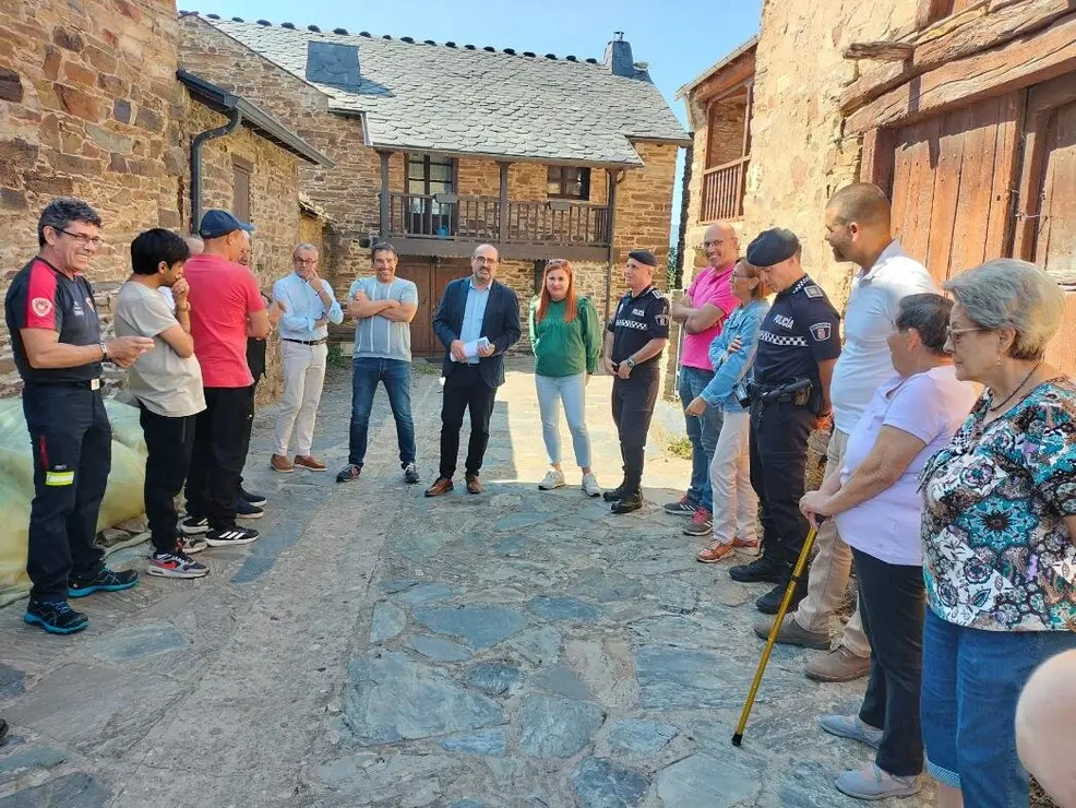 Morala durante su visita este miércoles a la localidad de Espinoso de Compludo.