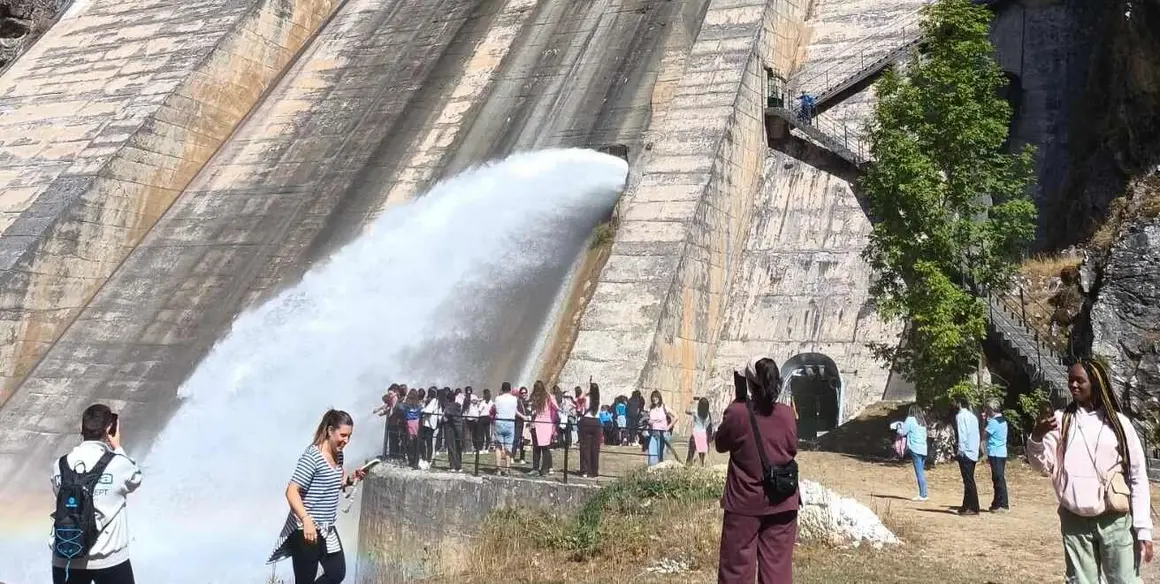 Más de 160 escolares visitan la presa de Barrios de Luna para conocer el ciclo del agua. La iniciativa busca concienciar a los niños sobre la gestión del agua y la importancia de los regadíos modernizados en las comarcas del Órbigo y el Páramo.