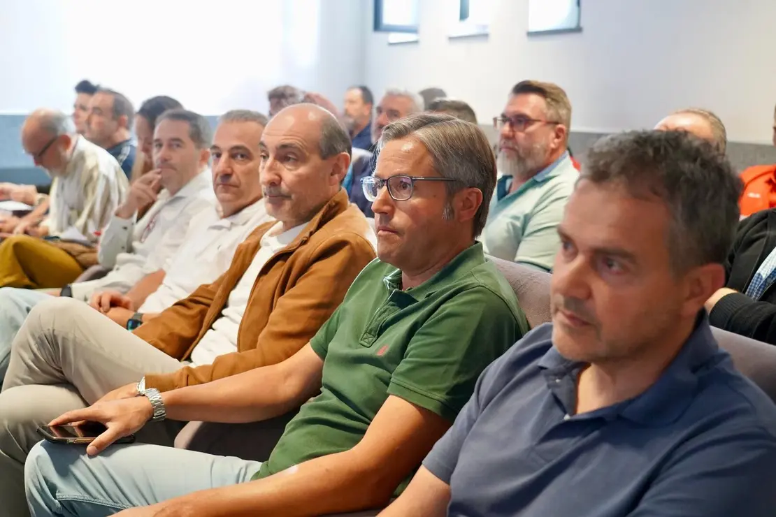 El presidente de la Diputación de León, Gerardo Álvarez Courel, preside la reunión con los ayuntamientos en riesgo por incendios según el Infocal. Foto: Campillo