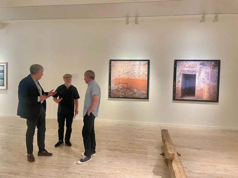 El delegado territorial de la Junta en León, Eduardo Diego y el director del Museo de León, Luis Grau, junto con el autor José María Álvarez, han presentado la muestra fotográfica ‘Sendas y veredas. Proyectos fotográficos (1992-2021) en el Museo de León.