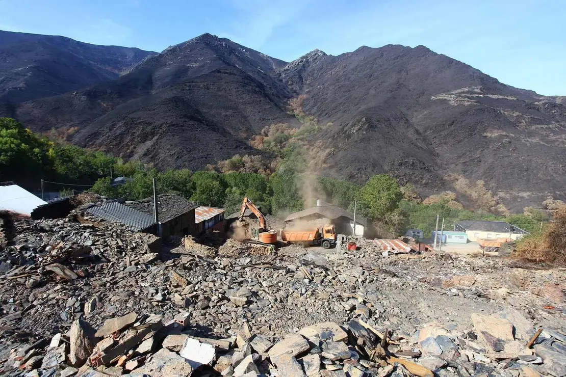 Trabajos de derribo y desescombro de las casas afectadas por el incendio en la localidad de Lusio (León)