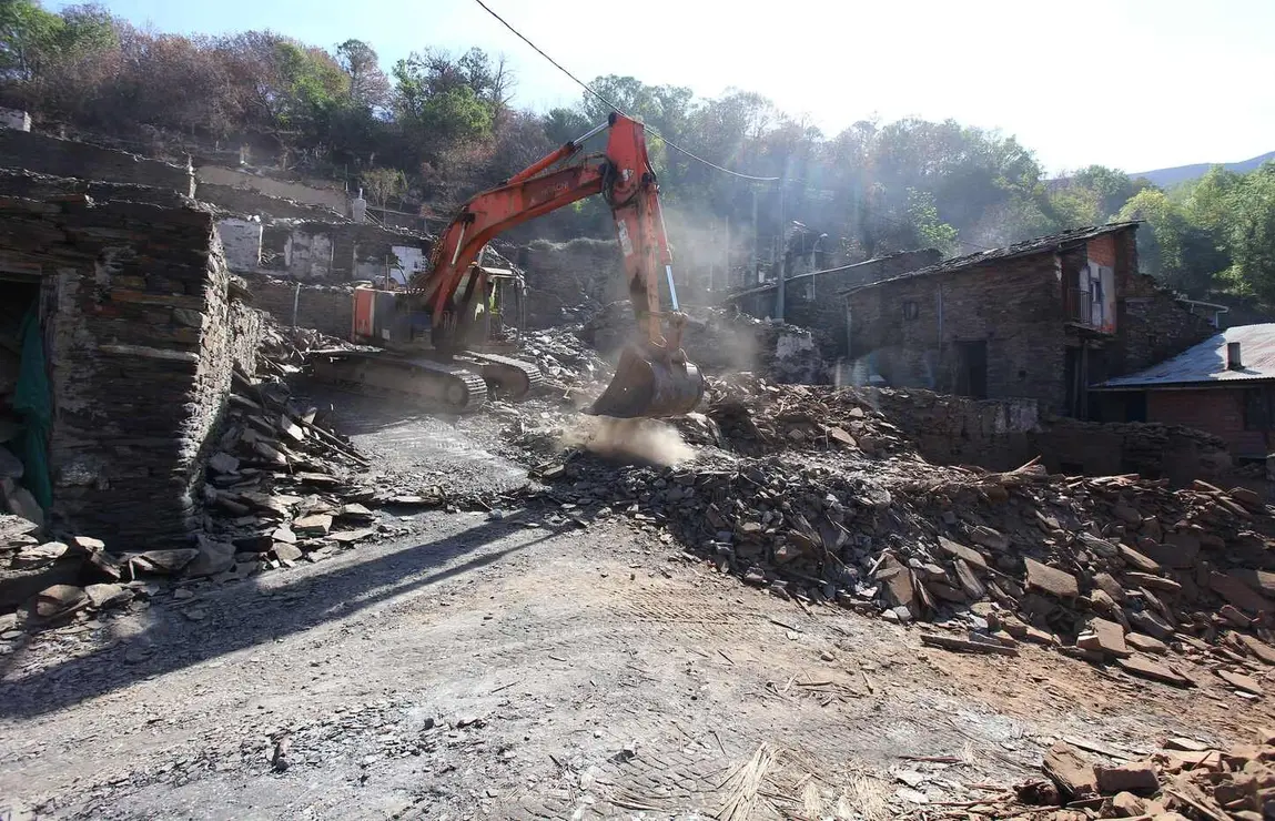 Trabajos de derribo y desescombro de las casas afectadas por el incendio en la localidad de Lusio (León)