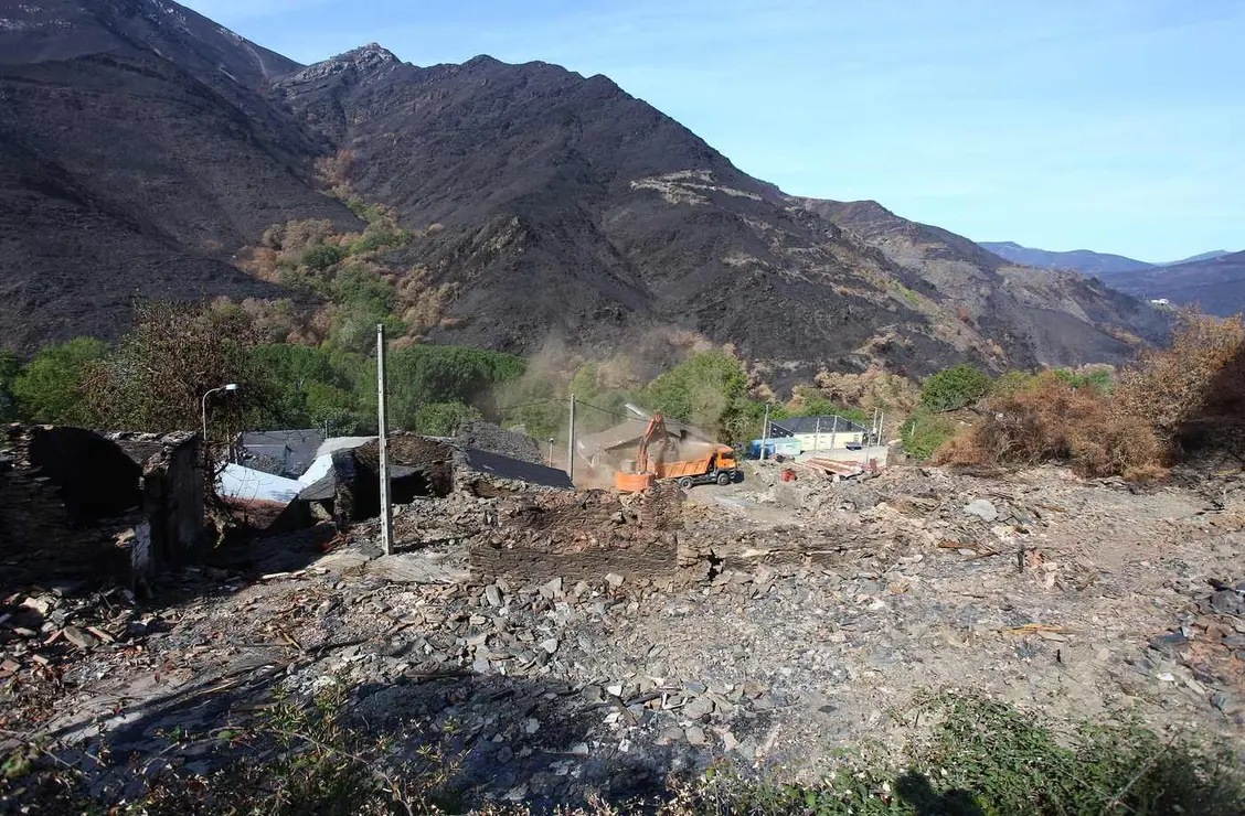 Trabajos de derribo y desescombro de las casas afectadas por el incendio en la localidad de Lusio (León)