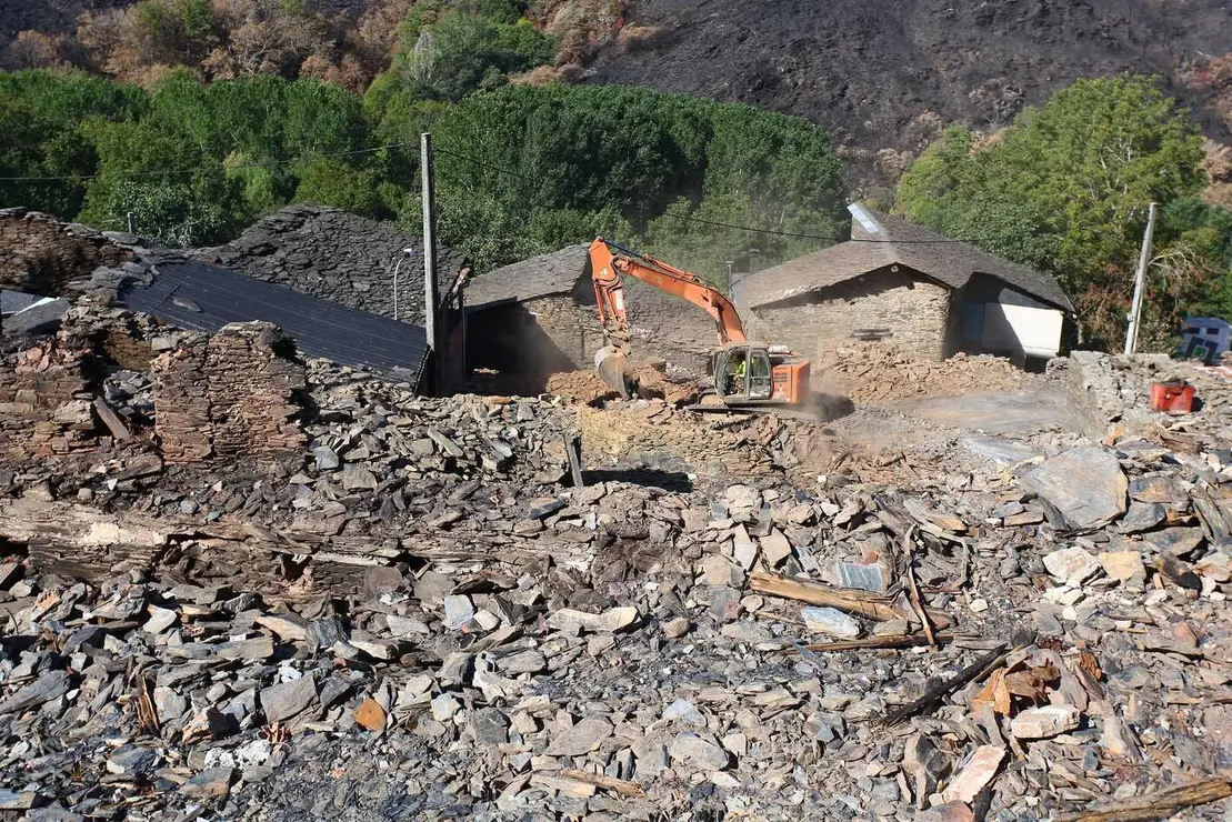 Trabajos de derribo y desescombro de las casas afectadas por el incendio en la localidad de Lusio (León)