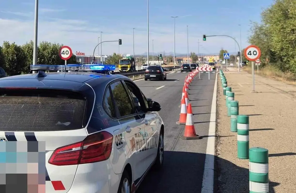 Una fuga de agua en una tubería general ha obligado este miércoles a cortar parte del carril exterior de la rotonda de La Granja con la LE-20, en el acceso a la capital leonesa. Fotos: Policía Loca