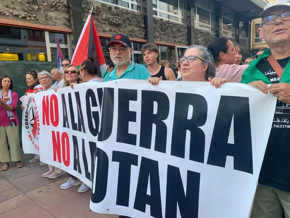 Más de un centenar de personas claman en León contra el genocidio en Gaza. La concentración convocada por CNT y CGT respaldó a la flotilla humanitaria rumbo a Gaza y se sumó a la jornada internacional de movilización del 18 de septiembre. Fotos: A.F. Reca