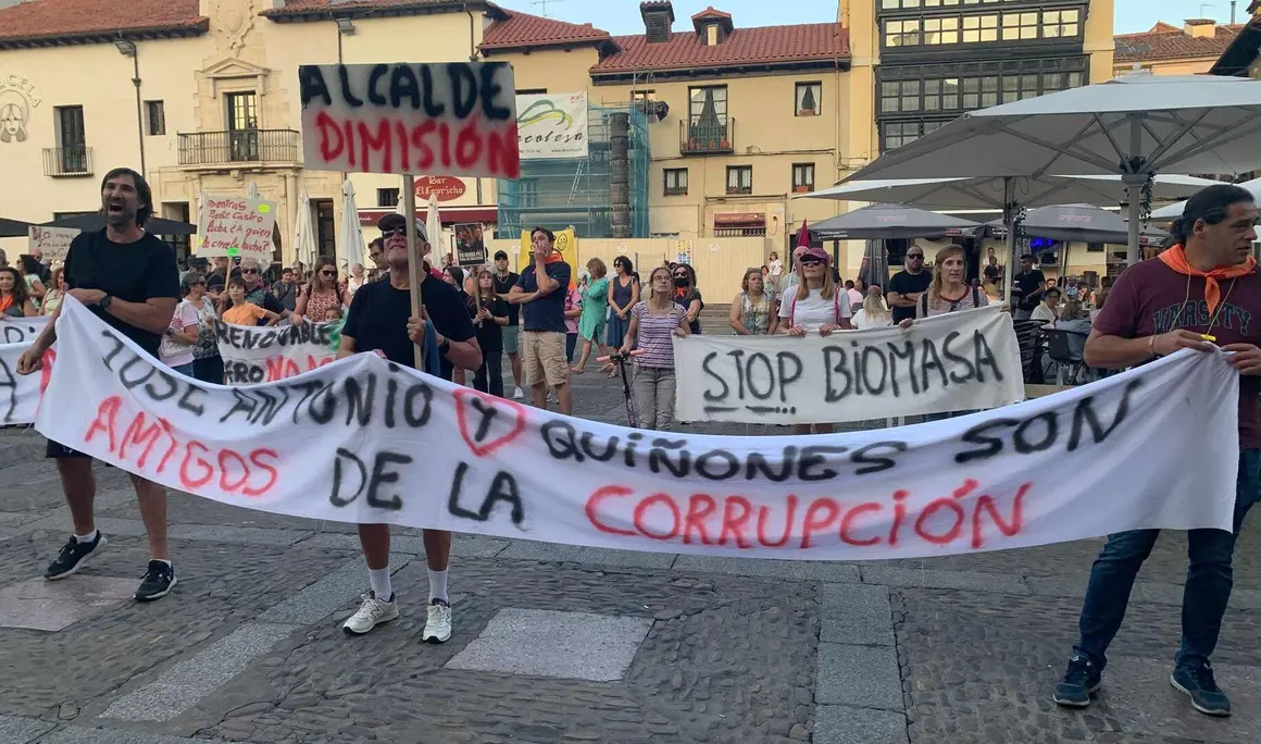 La Plataforma León Sur reúne a cientos de personas en las calles de la capital para exigir la paralización del proyecto de biomasa en Puente Castro y anuncia nuevas acciones judiciales y de movilización. Fotos: A.F. Reca