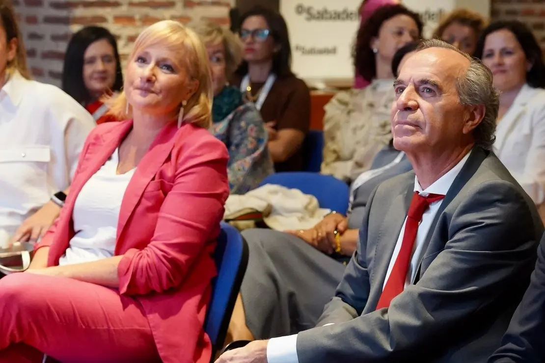 La consejera de Industria, Comercio y Empleo, Leticia García, inaugura la jornada central del IV Congreso de Mujeres Empresarias EDA 2025 ‘Reduciendo la brecha STEM: Mujeres del Futuro’