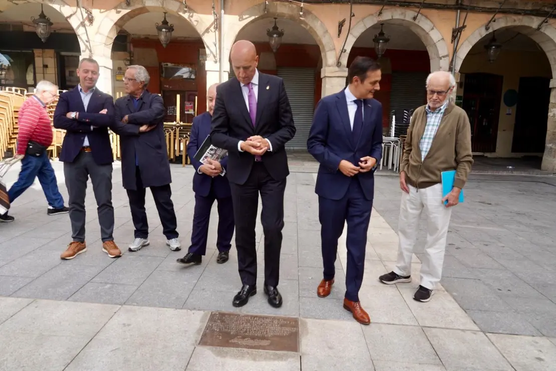 El director del Museo Casa Botines Gaudí, Raúl Fernández; el alcalde de León, José Antonio Diez; el doctor en Historia Carmelo Lucas y el investigador Miguel Ángel Cordero presentan las placas conmemorativas sobre el origen de Casa Botines y las visitas de Sorolla a León. Foto: Campillo
