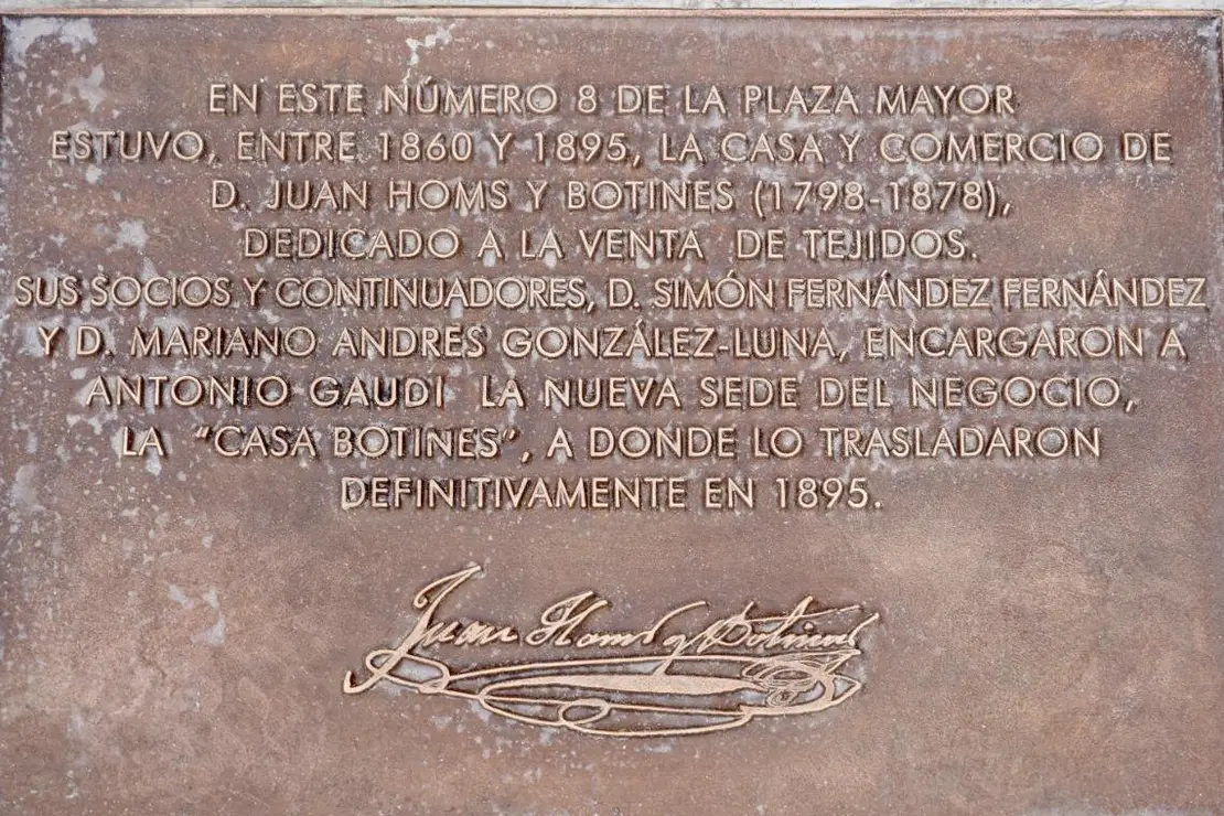 El director del Museo Casa Botines Gaudí, Raúl Fernández; el alcalde de León, José Antonio Diez; el doctor en Historia Carmelo Lucas y el investigador Miguel Ángel Cordero presentan las placas conmemorativas sobre el origen de Casa Botines y las visitas de Sorolla a León. Foto: Campillo