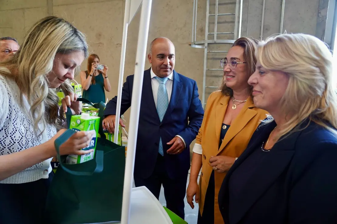 La consejera de Agricultura, Ganadería y Desarrollo Rural, María González Corral, asiste al acto inaugural de las nuevas instalaciones de la Cooperativa LAR-Agrocantabria. Foto: Campillo
