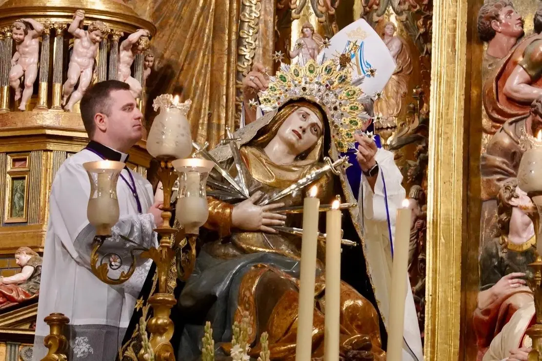 El presidente de la Conferencia Episcopal Española y arzobispo de Valladolid, Luis Argüello, preside en Astorga la ceremonia de coronación canónica de la imagen de Nuestra Señora de los Dolores. Fotos: Campillo