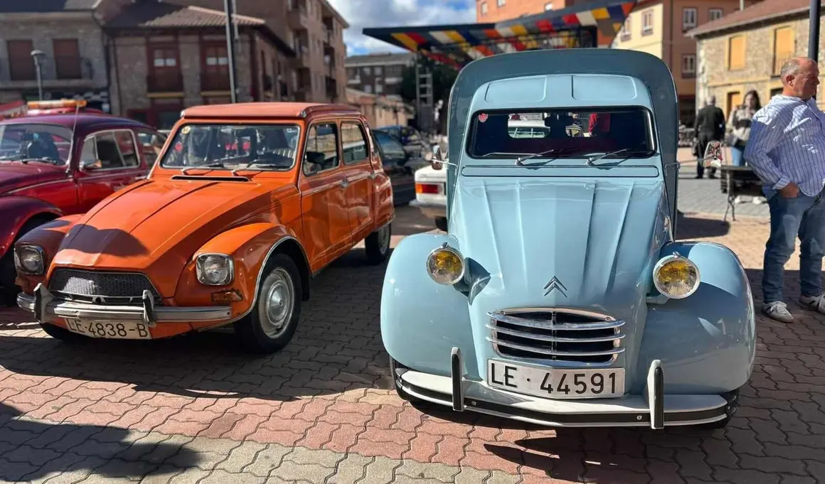 La Robla vivió este domingo una jornada histórica con la celebración de su primera Concentración de Vehículos Clásicos, que superó todas las expectativas. Más de 80 automóviles llegados de distintos puntos de la provincia y de comunidades vecinas se dieron cita en la localidad de la Montaña Central Leonesa, atrayendo a cientos de curiosos y aficionados al motor.
