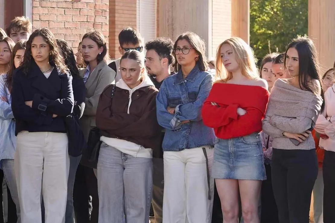 La Universidad de León celebra un minuto de silencio en recuerdo de la estudiante del Gaado en Turismo fallecida este viernes en Nápoles (Italia) donde se encontraba cursando una beca Erasmus+