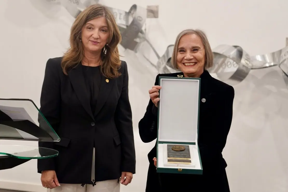 La rectora de la Universidad de León, Nuria González y la vicerrectora de Extensión Universitaria y Proyección Cultural de la Universidad de Oviedo, María Pilar García Cuetos, sellan un acuerdo entre ambas instituciones académicas en materia cultural